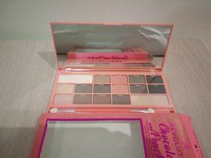 I  ❤️ Revolution  Chocolate And Peaches Eyeshadow Palette